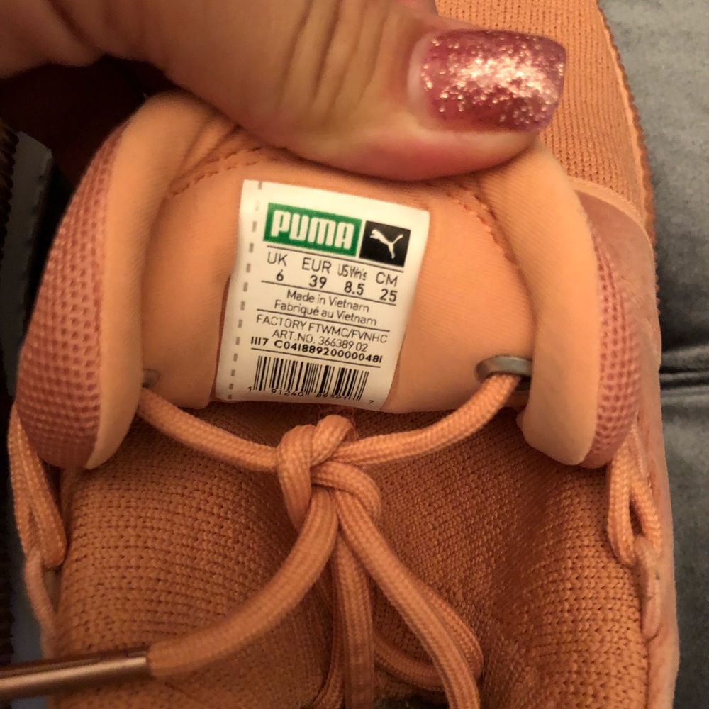 Woman’s pumas - Picture 7 of 7